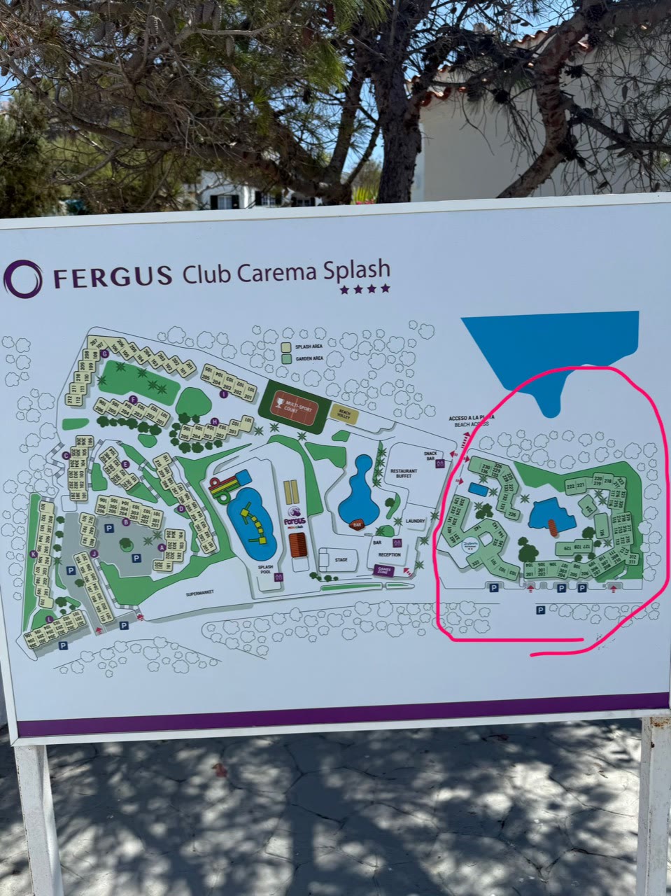 Al plànol del complex que vaig fotografiar durant la nostra estada vaig marcar en vermell la comunitat residencial privada situada a l’altra banda de la carretera, per a la qual l’hotel ens va facilitar un codi d’accés.