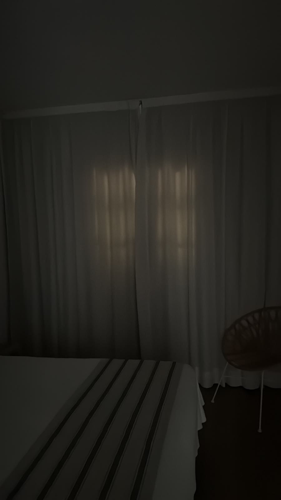 L’habitació A-101, fotografiada de dia amb les cortines tancades: la llum continuava travessant visiblement el teixit.