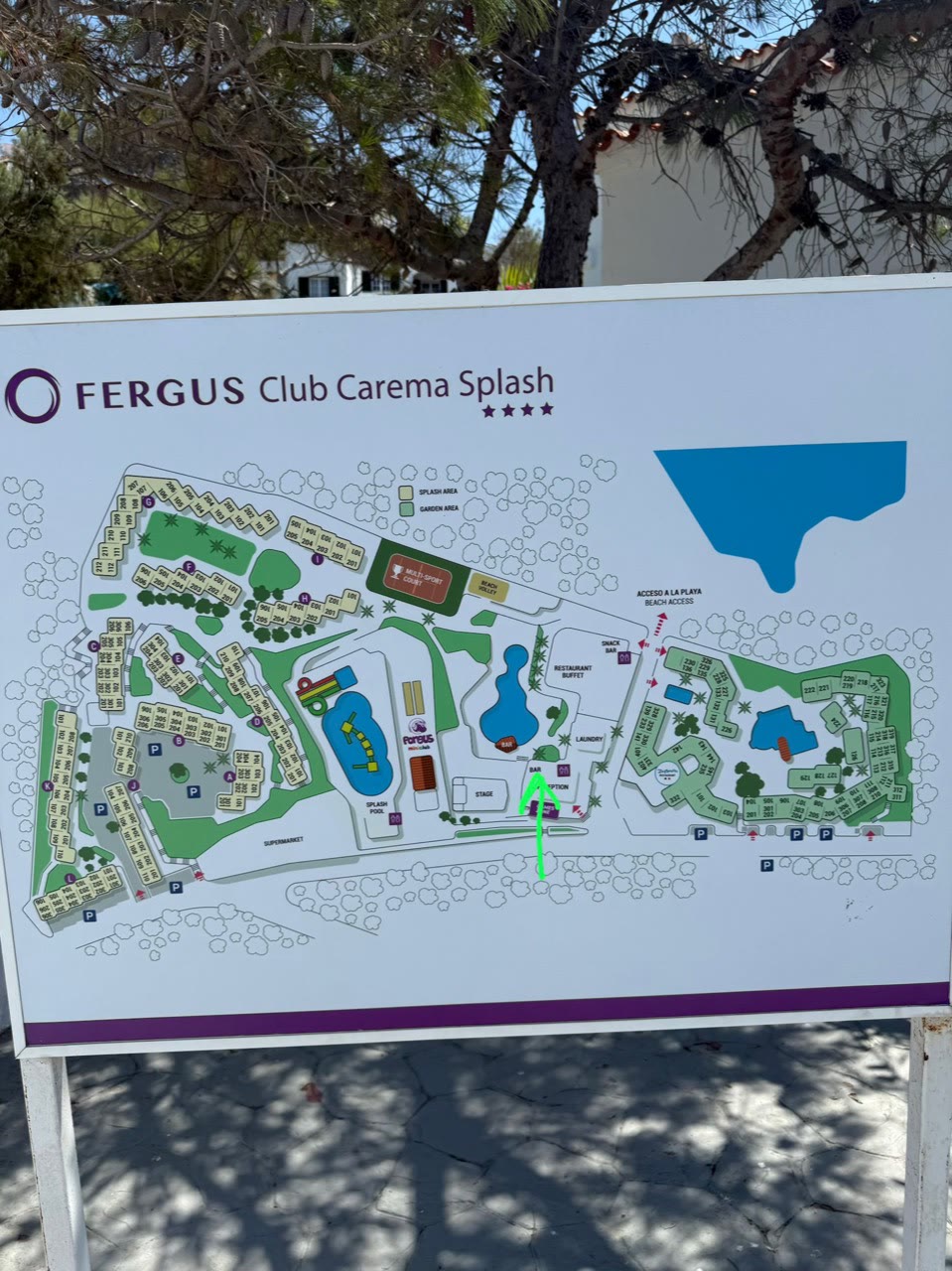 Al plànol del complex que vaig fotografiar durant la nostra estada vaig marcar amb una fletxa verda l’únic punt d’aigua potable de lliure accés que vam trobar fora del bufet.